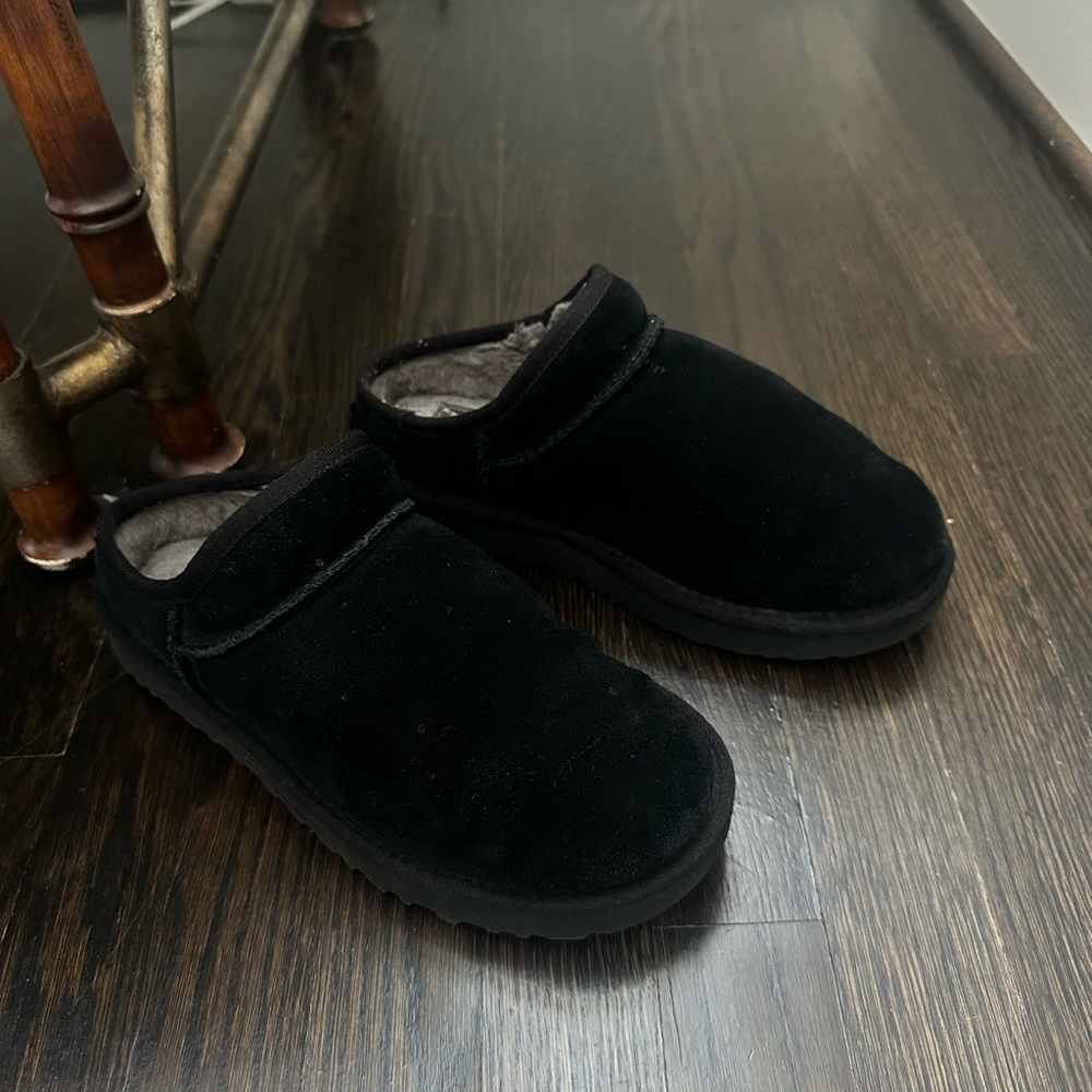 Women’s UGG classic slipper